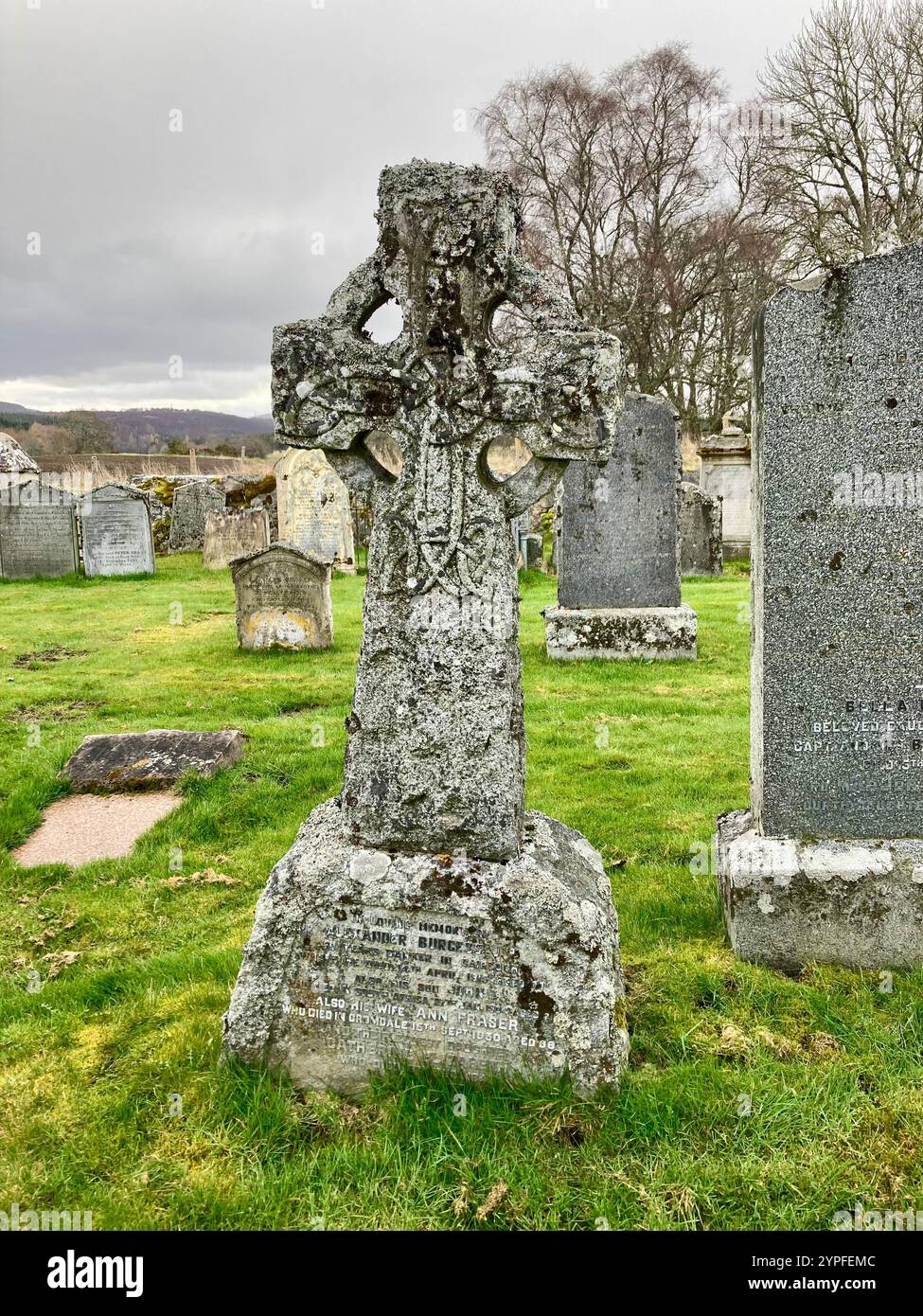 Une vieille pierre tombale avec une croix celtique sur le cimetière du cimetière de Cromdale près de Grantown-on-Spey, en Écosse Banque D'Images