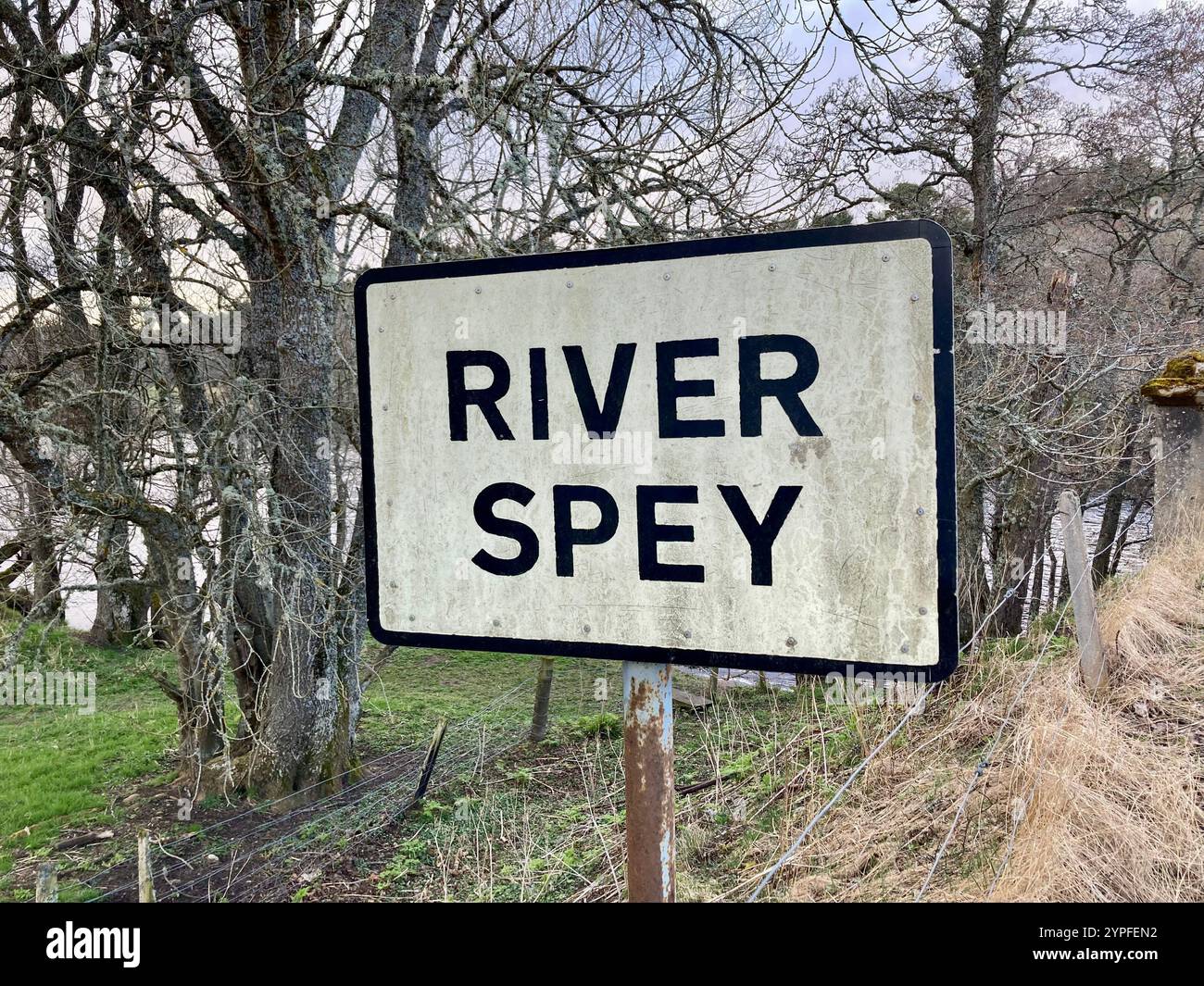Un panneau indiquant la rivière Spey à côté de Grantown-on-Spey, en Écosse Banque D'Images