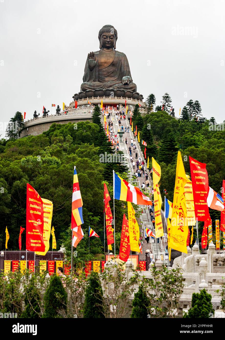 Le Grand Bouddha est une grande statue en bronze de Bouddha, achevée en 1993, et située à Ngong Ping, île de Lantau, à Hong Kong. La main droite du Bouddha i Banque D'Images