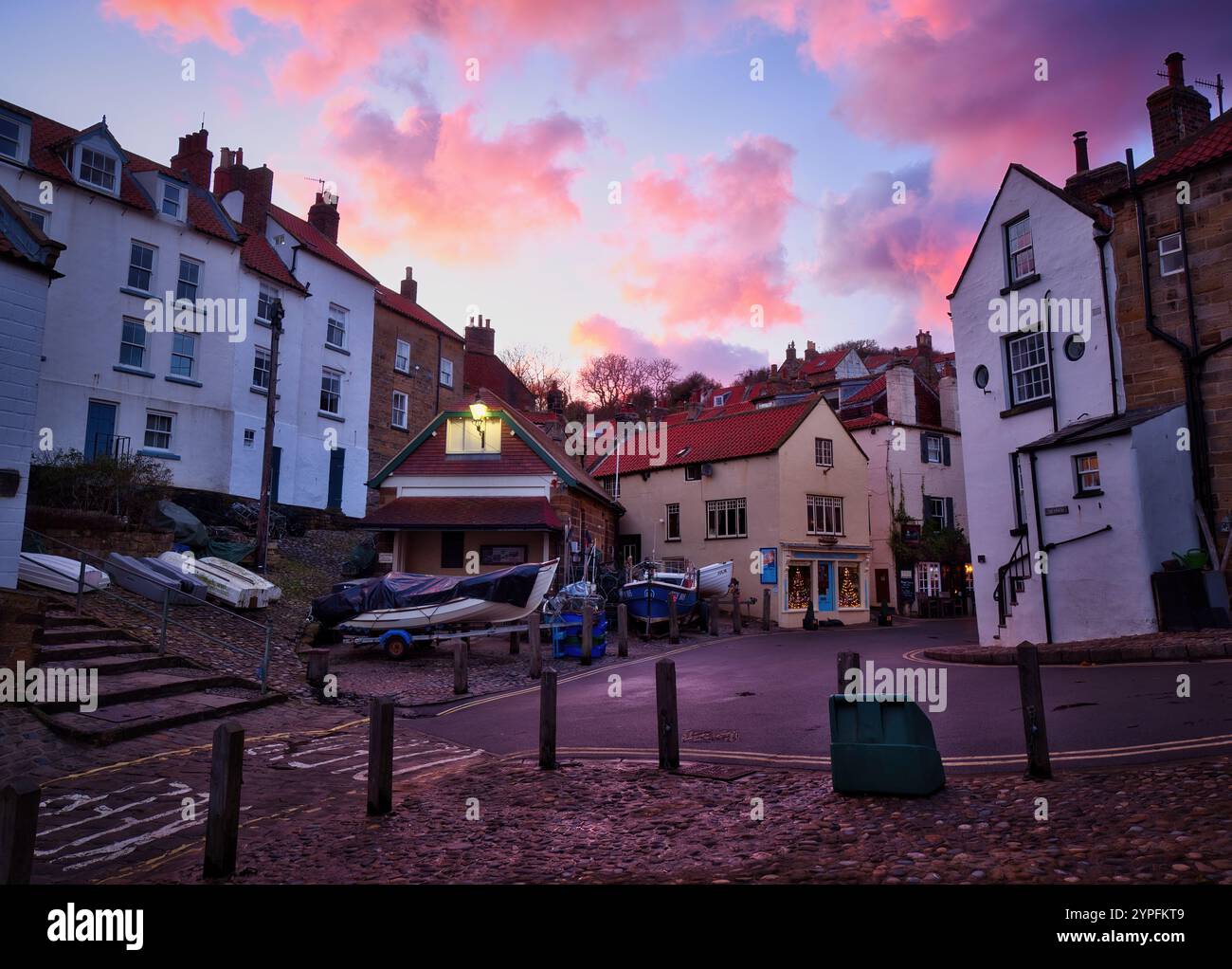 Coucher de soleil doré sur Robin Hoods Bay Banque D'Images