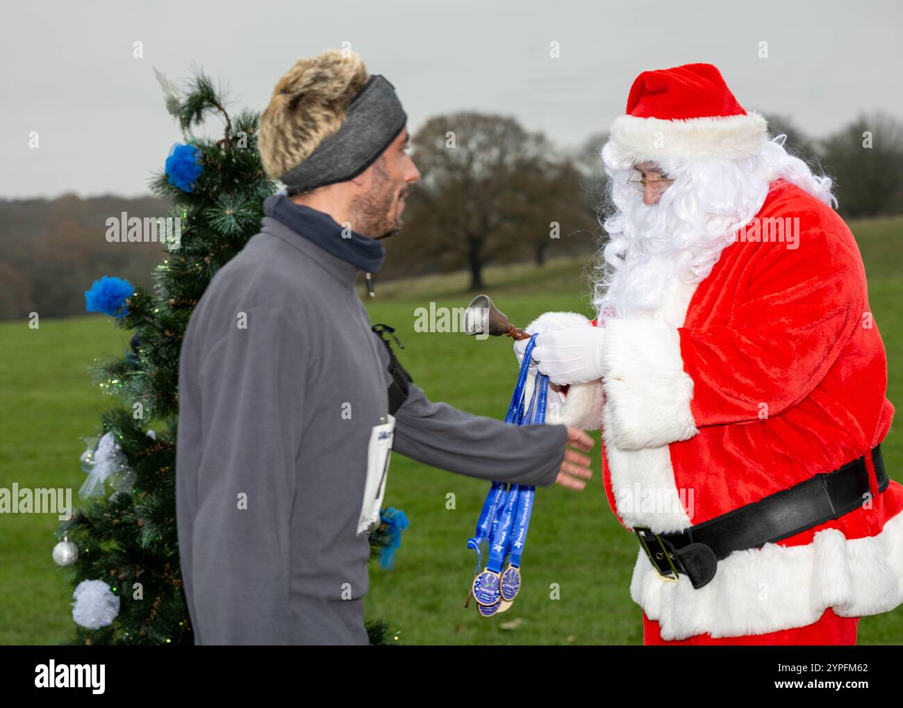 Brentwood Essex 30 novembre 2024 festive mental 'Elf fun run à l'aide de l'esprit de charité de santé mentale ; à Weald Park, Brentwood Essex crédit : Ian Davidson/Alamy Live News Banque D'Images