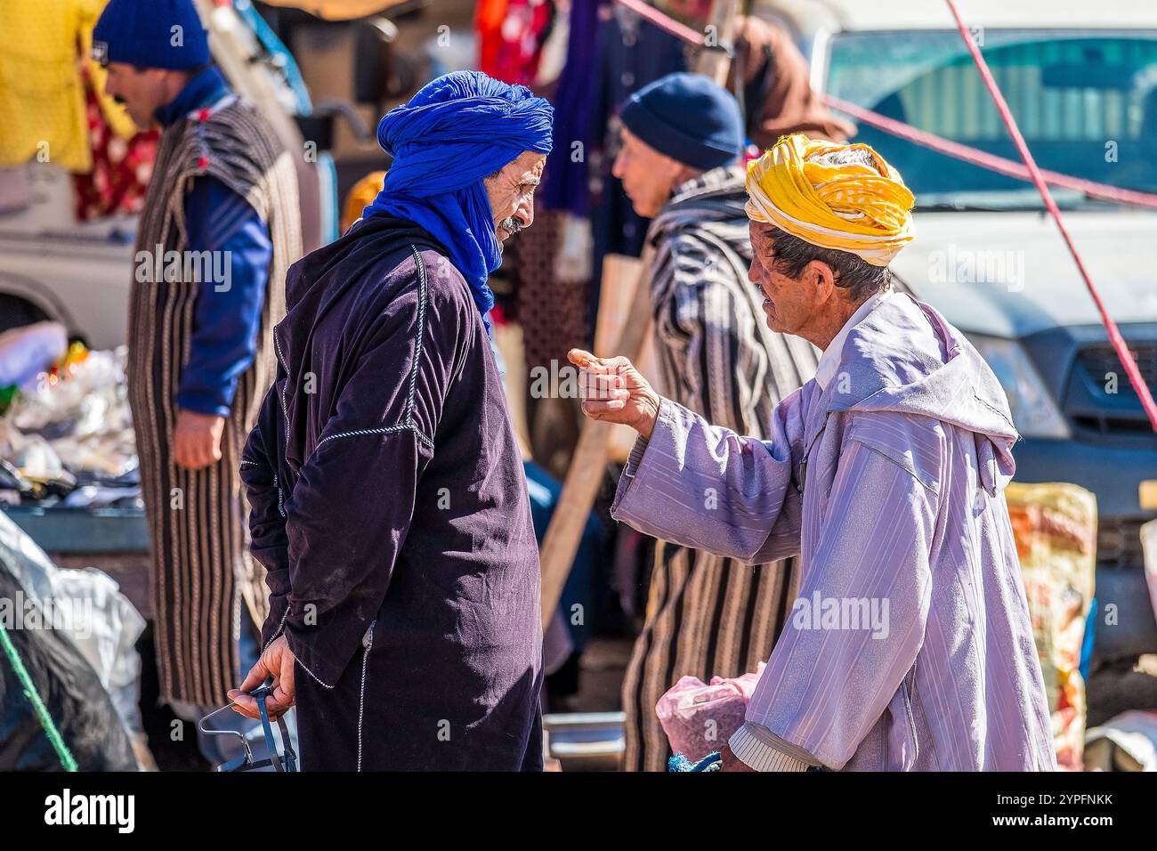 Hommes en vêtements traditionnels marocains dans un souk du village berbère d'Assaisse dans la région du Jebel Sirwa des montagnes anti atlas du Maroc Banque D'Images