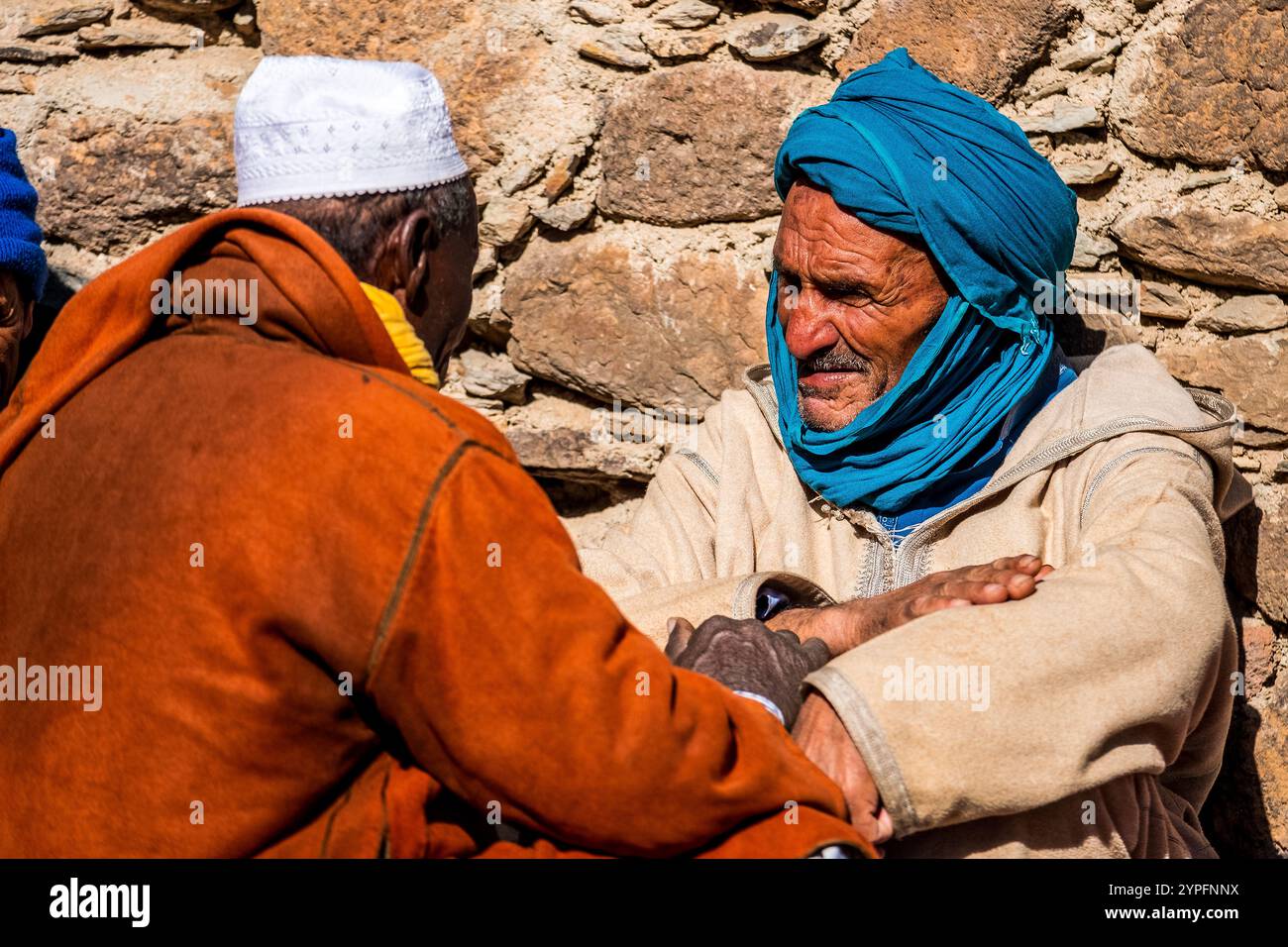 Hommes en vêtements traditionnels marocains dans un souk du village berbère d'Assaisse dans la région du Jebel Sirwa des montagnes anti atlas du Maroc Banque D'Images