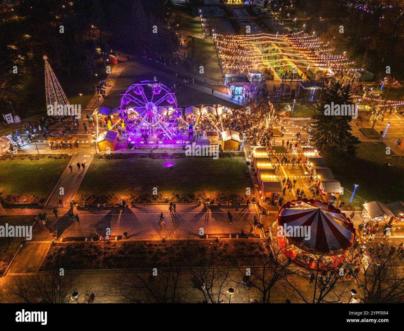Sofia, Bulgarie, décembre 2024. Drone vue aérienne sur la capitale avec marché de noël, bâtiments du théâtre national, grand hôtel Sofia in gradska Banque D'Images