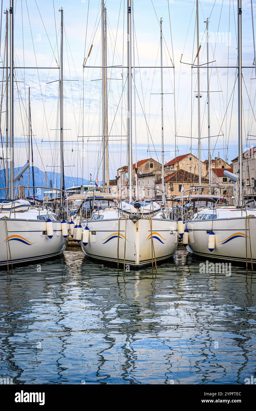 Trogir vue panoramique sur la marina de l'île avec des bateaux de luxe. Photo prise le 23 octobre 2024 à Trogir, comté de Split Dalmatie, Croatie. Banque D'Images