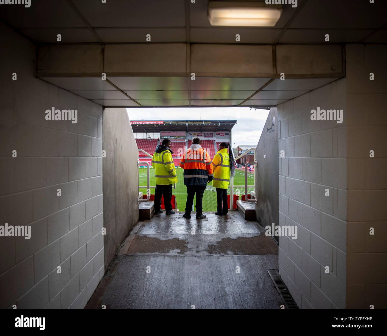 30 novembre 2024 ; Bet365 Stadium, Stoke, Staffordshire, Angleterre; EFL Championship Football, Stoke City contre Burnley ; les stewards attendent l'entrée des fans dans le stade Banque D'Images