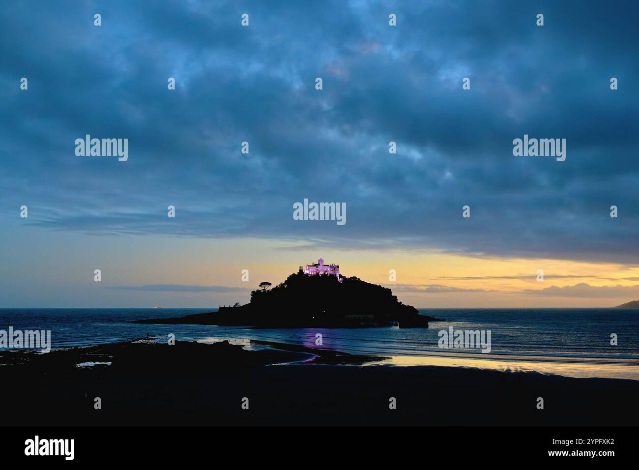 St Michaels Mount au crépuscule avec des nuages spectaculaires en arrière-plan Marazion Cornwall Angleterre Royaume-Uni Banque D'Images