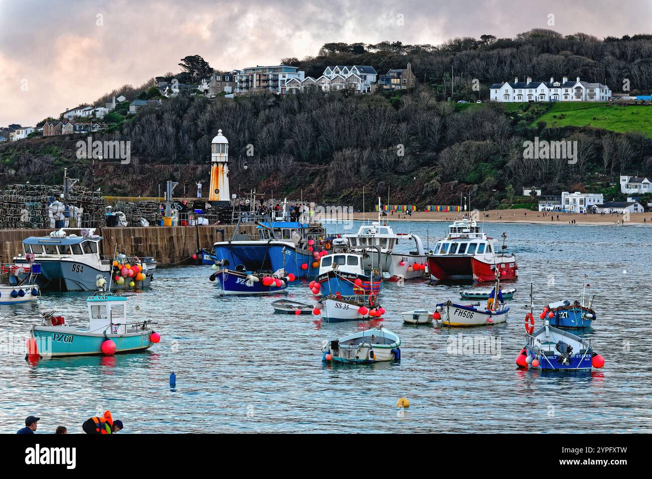 Le port de St Ives un jour d'automne avec des vacanciers qui envahissent la ville à mi-terme Break Cornwall Angleterre Royaume-Uni Banque D'Images