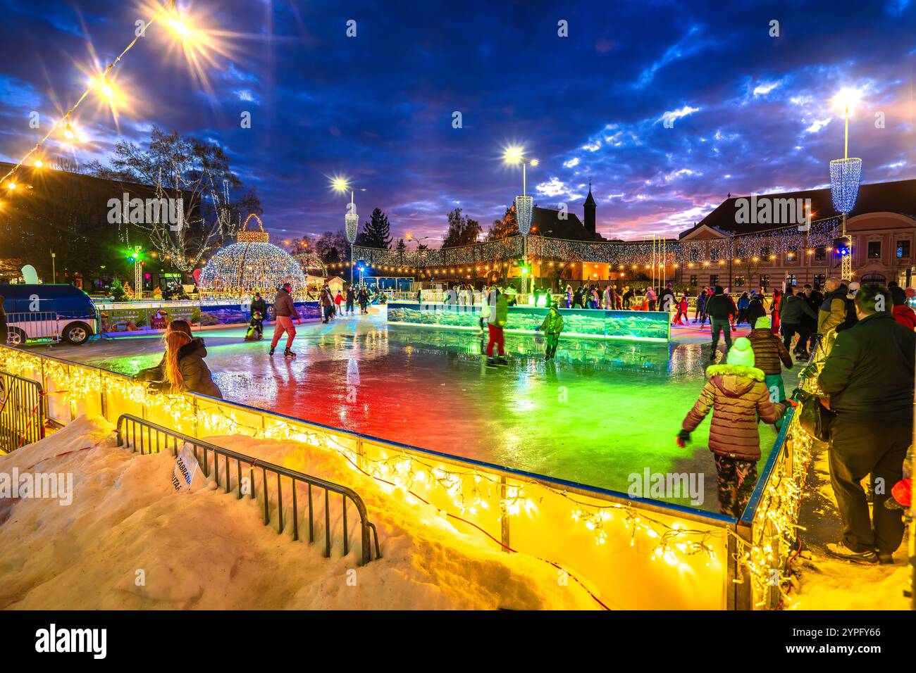24 novembre 2024 - Varazdin, Croatie : parc de ski de glace de l'Avent de Noël à Varazdin, Croatie vue colorée du soir. Événement hivernal préféré qui a été déclaré Banque D'Images