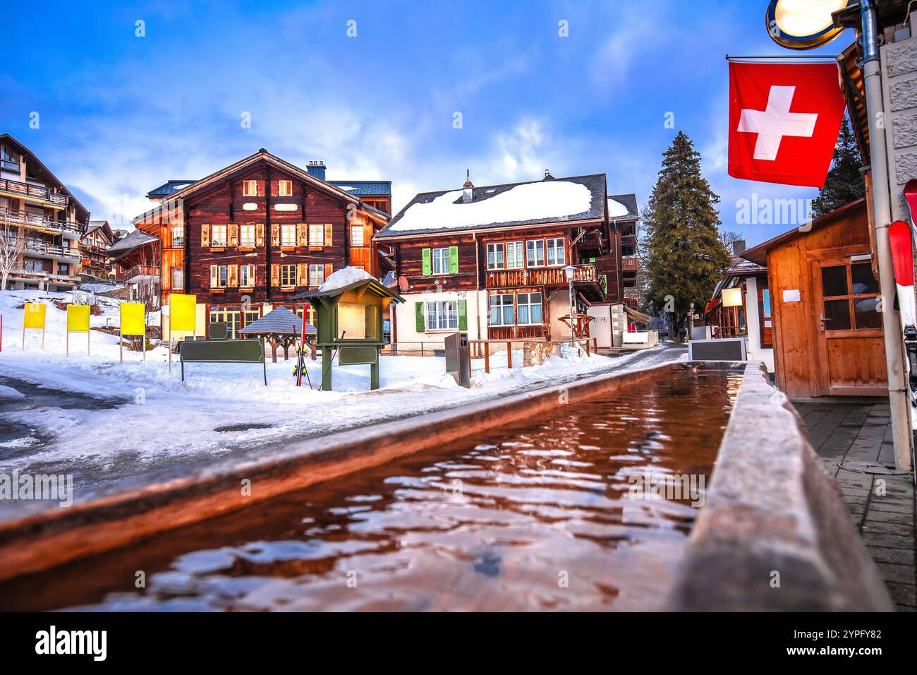 Village alpin idyllique de Murren Snow Street vue en soirée, Berner Oberland région de Suisse Banque D'Images