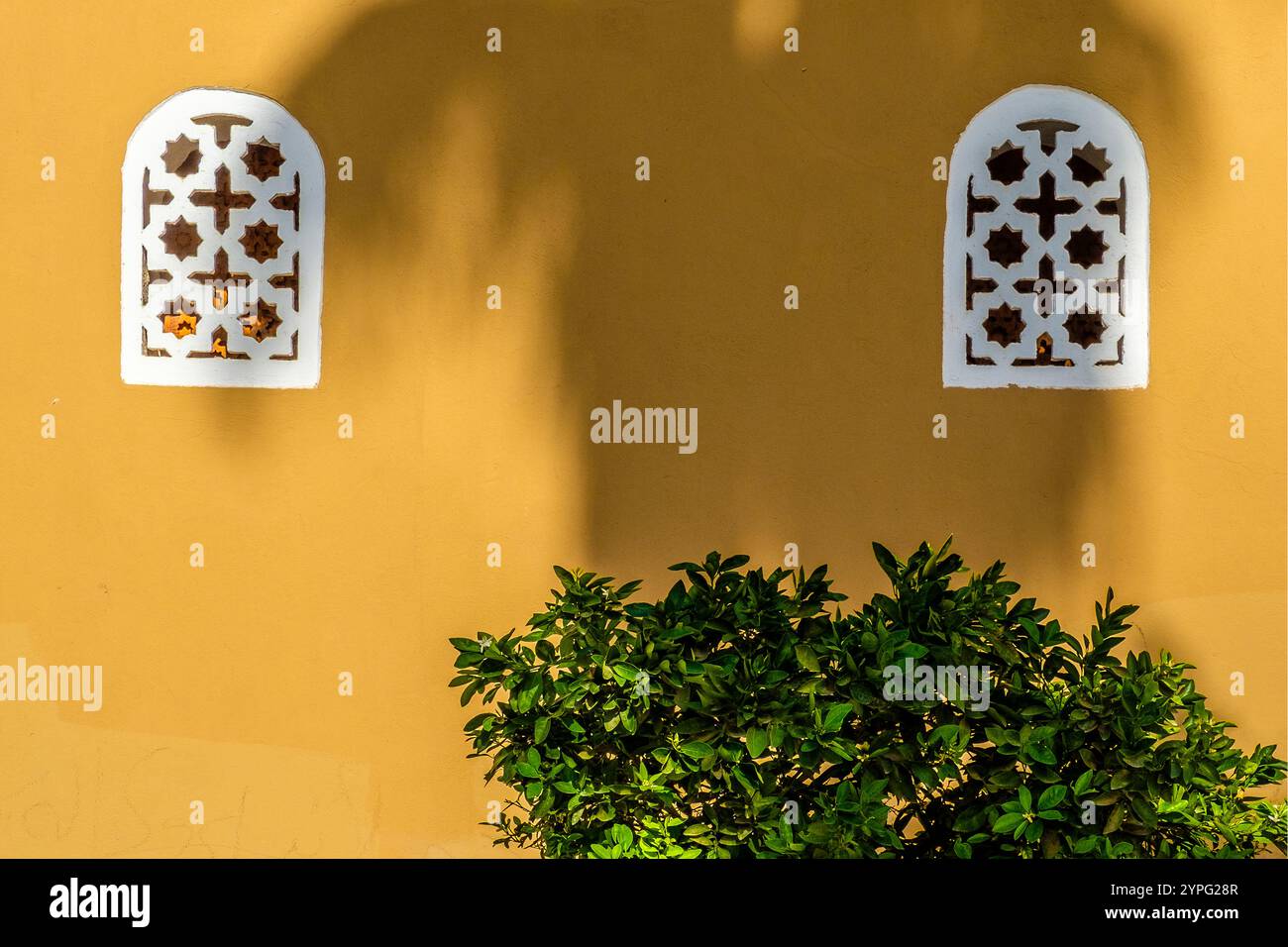 Un mur à Taroudant avec des éléments décoratifs marocains typiques, y compris des fenêtres cintrées Banque D'Images