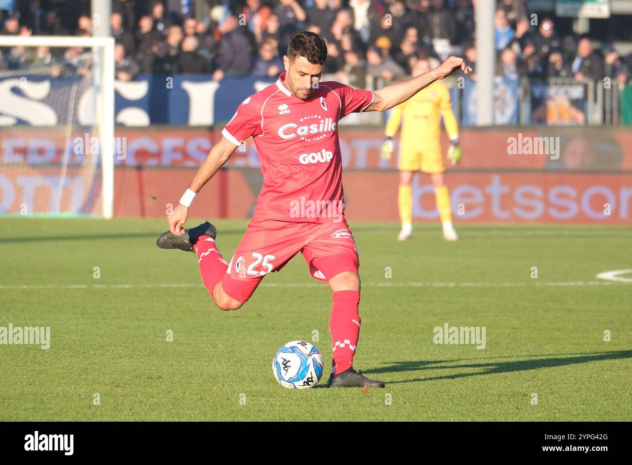 Raffaele Pucino de la SSC Bari porte le ballon lors du match de championnat italien de Serie B entre Brescia Calcio et la SSC Bari au stade Mario Rigamonti le 30 novembre 2024, Brixia, Italie. Crédit : Independent photo Agency Srl/Alamy Live News Banque D'Images