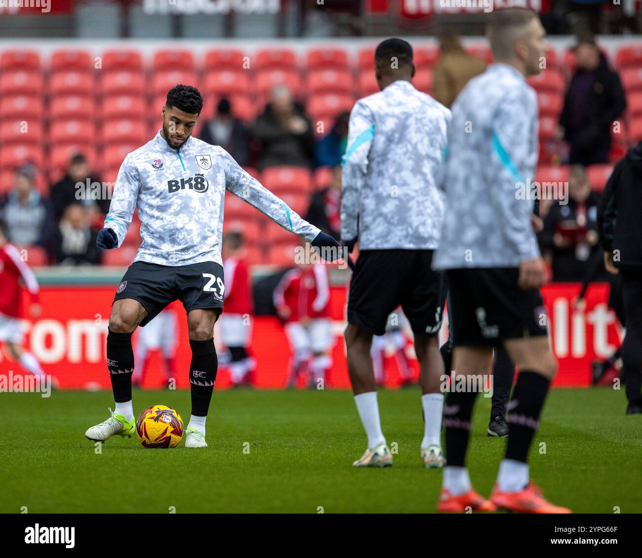 30 novembre 2024 ; Bet365 Stadium, Stoke, Staffordshire, Angleterre; EFL Championship Football, Stoke City contre Burnley ; Josh Laurent de Burnley pendant l'échauffement Banque D'Images