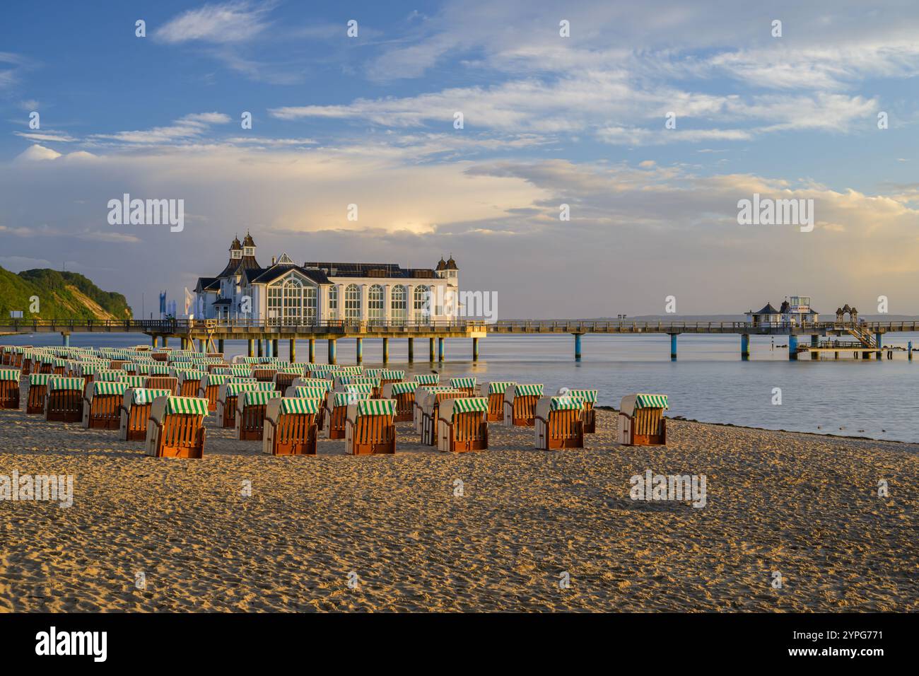 Sellin, Allemagne - 8 juillet 2024 : la jetée de Sellin au lever du soleil en été, ciel nuageux coloré Banque D'Images