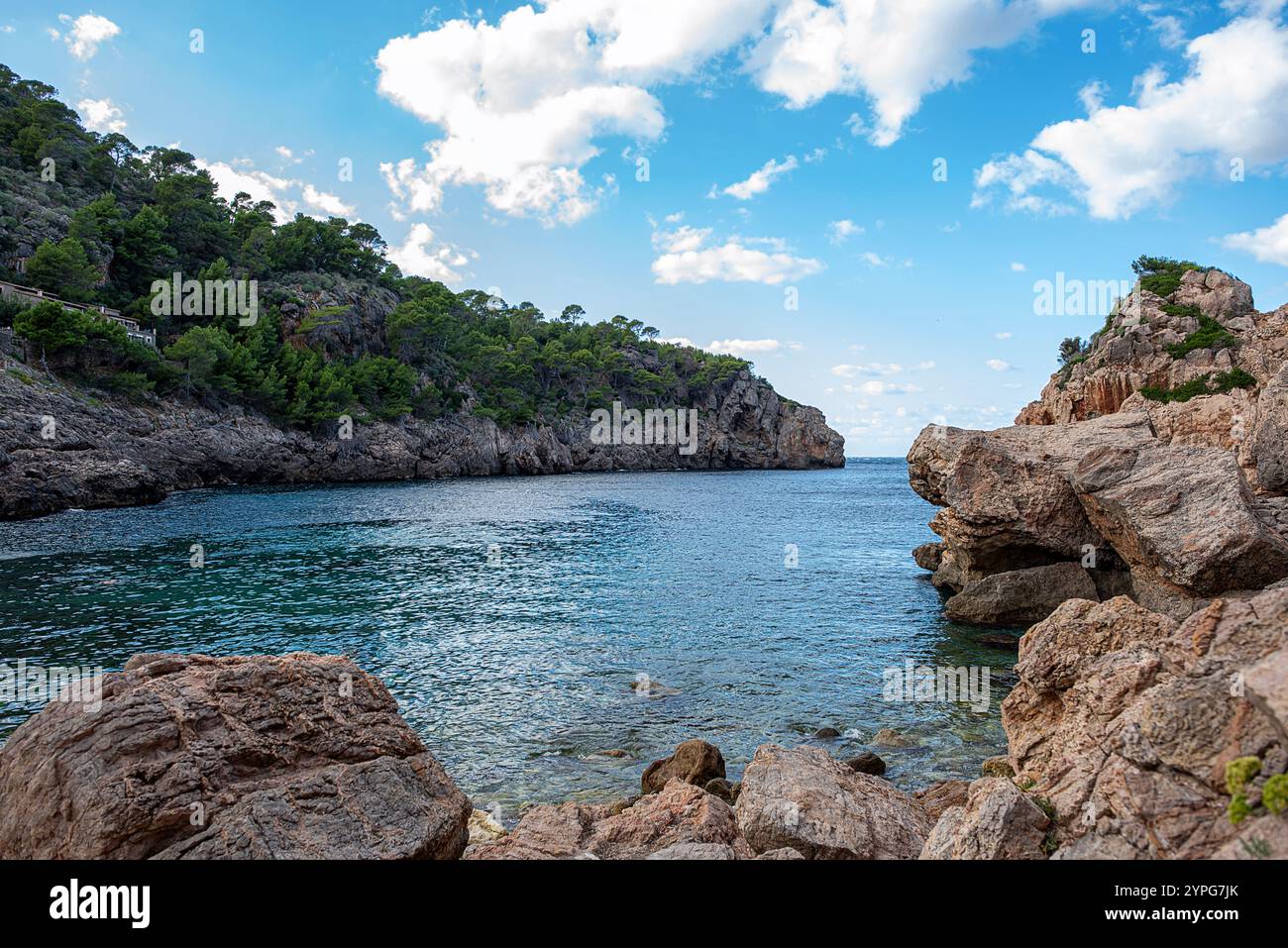 Photographie de paysage de la côte rocheuse ; mer et lagon, point de vue, cap, paysage marin; destination touristique ; rochers ; pierres ; voyage ; Cala de Deia, Majorque Banque D'Images