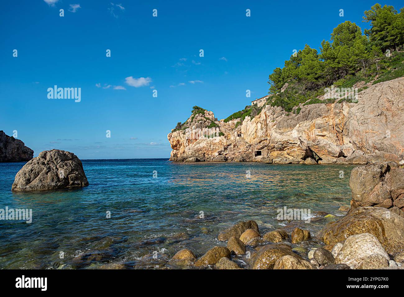 Photographie de paysage de la côte rocheuse ; mer et lagon, point de vue, cap, paysage marin; destination touristique ; rochers ; pierres ; voyage ; Cala de Deia, Majorque Banque D'Images