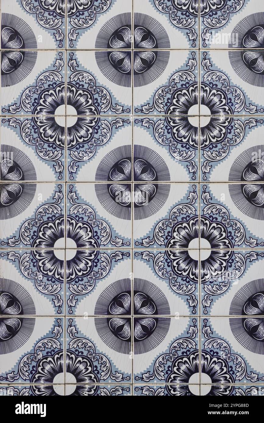 Carreaux muraux Azulejos vernissés traditionnels portugais à motif coloré, Algarve, Portugal Banque D'Images