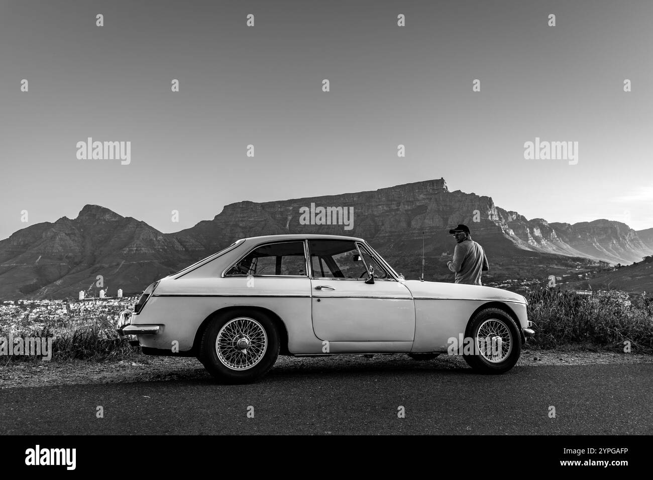 Le conducteur d'une voiture MG MGB vintage près du sommet des lions tête surplombant la montagne de la table Banque D'Images