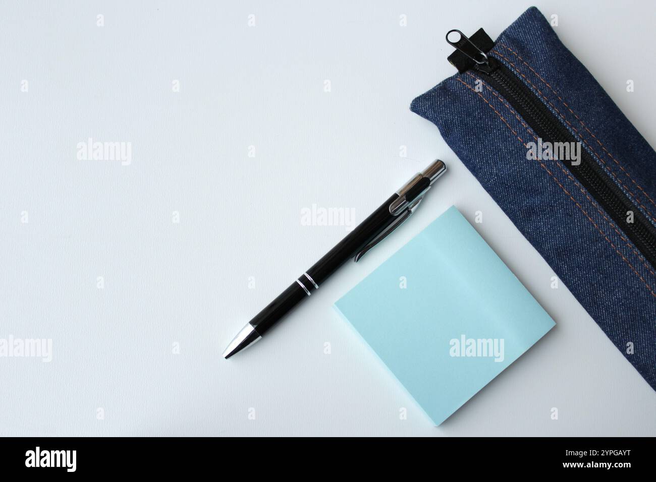 Papeterie bleue pour les étudiants, fournitures scolaires pour l'enseignement académique. Stylo, notes adhésives et étui à crayons isolés sur fond blanc avec espace de copie. Banque D'Images