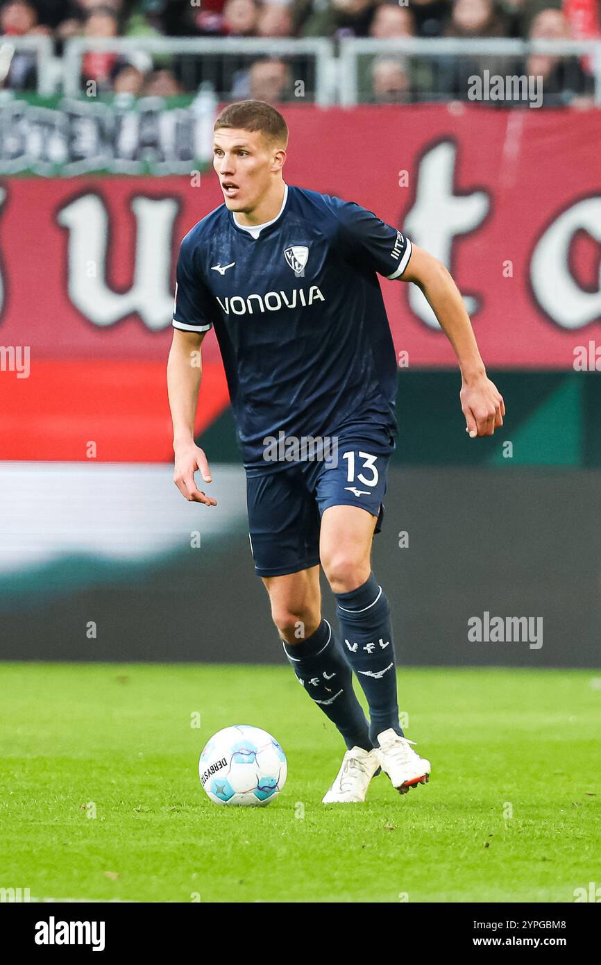 Jakov Medic (VfL Bochum, #13) GER, FC Augsburg vs VfL Bochum, 1.Bundesliga Fussball, 12.Spieltag, 30.11.2024, saison 2024/2025 LA RÉGLEMENTATION DFB/DFL INTERDIT TOUTE UTILISATION DE PHOTOGRAPHIES COMME SÉQUENCES D'IMAGES ET/OU QUASI-VIDÉO Foto : Eibner-Pressefoto/Roger Buerke Banque D'Images