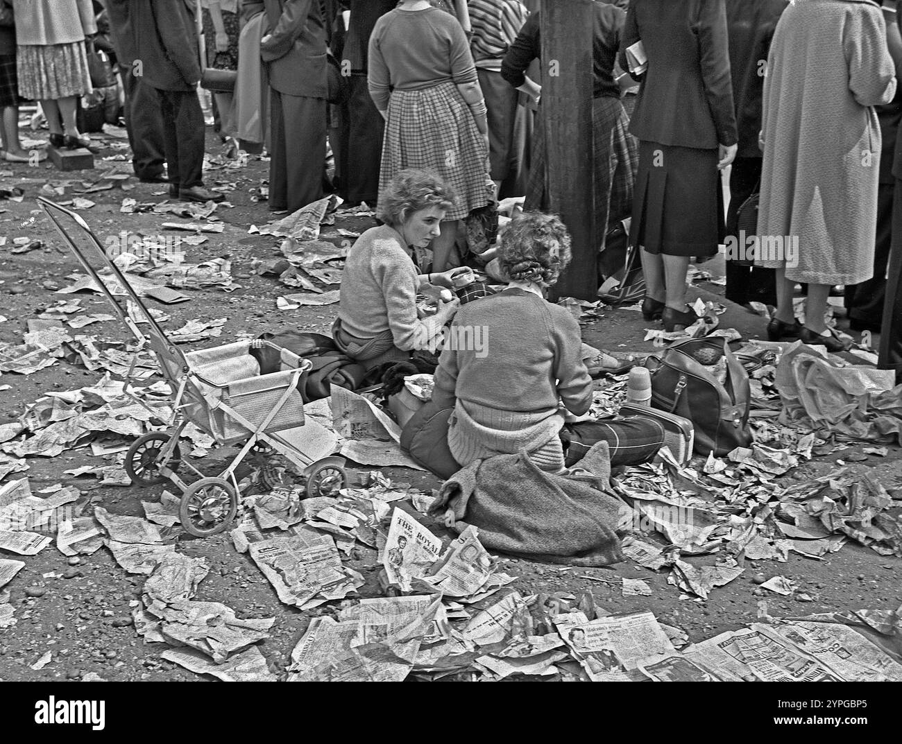 Deux femmes pique-niquent parmi les ordures sur la route du mariage royal - Princesse Margaret et Anthony Armstrong - Jones,1960 Banque D'Images