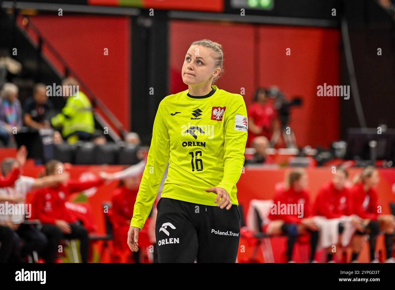 Adrianna Placzek (Polen, #16) Schaut auf die Anzeigetafel sui, Polen - Portugal, Frauen-Handball, femmes EHF EURO 2024, 2. Spieltag, Groupe C, 30.11.2024 Foto : Eibner-Pressefoto/Thomas Hess Banque D'Images