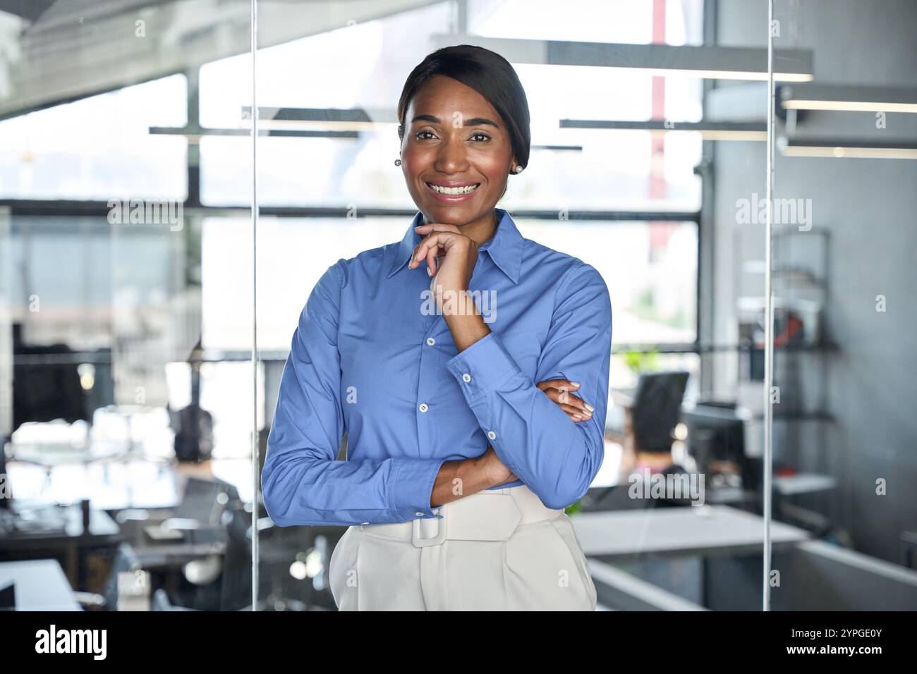 Confiant heureux jeune femme d'affaires afro-américaine leader dans le bureau, portrait. Banque D'Images