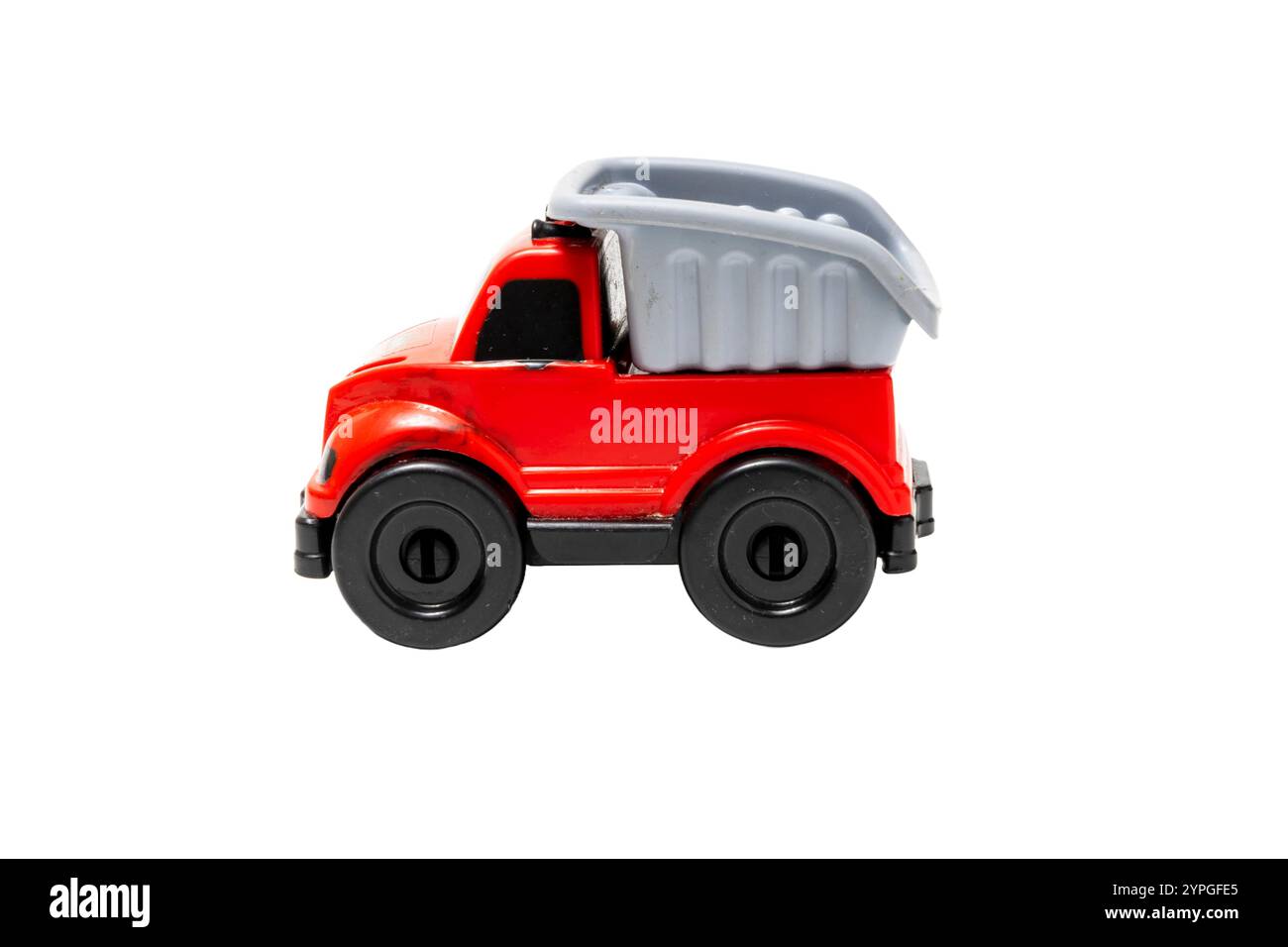 camion jouet pour enfants en plastique rouge sur fond transparent. png. Banque D'Images