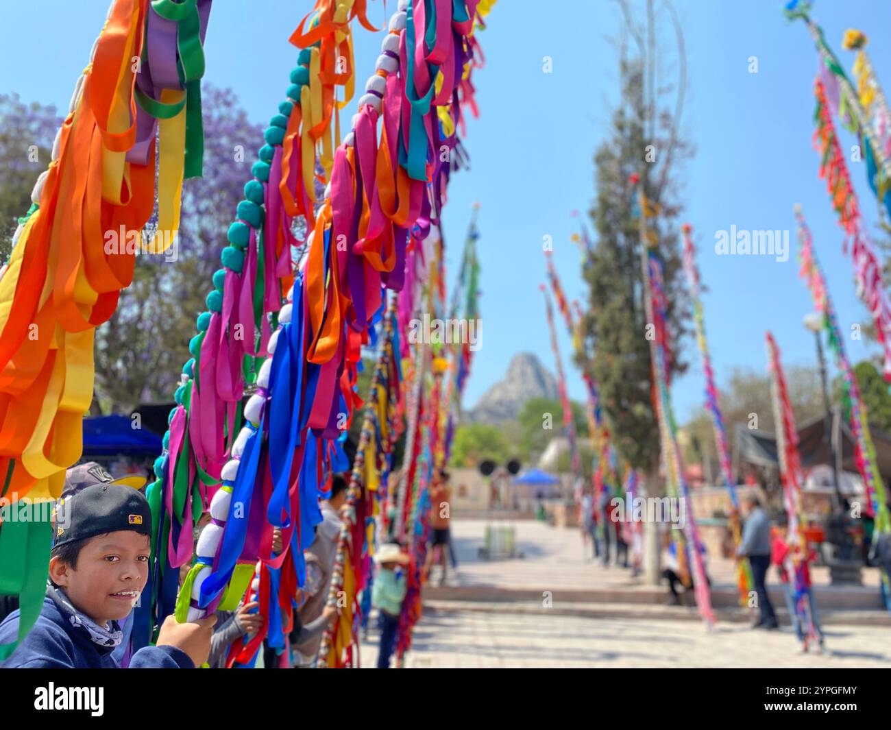 Lances décorées de rubans pendant la semaine Sainte de Pâques ou Semana Santa à San Antonio de la Cal, Tolimán, Querétaro, Mexique. Banque D'Images