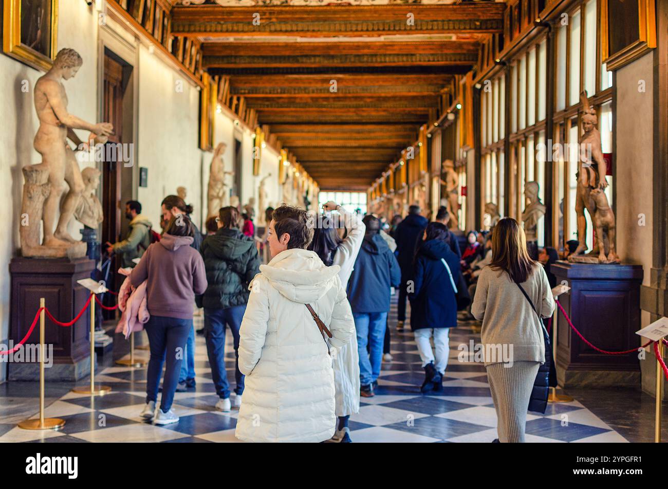 Florence, Italie ; 16 novembre 2024 : visiteurs de la Galerie des Offices Banque D'Images