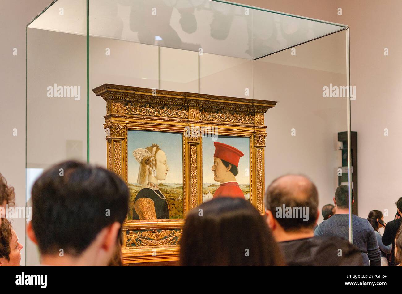 Florence, Italie : 16 novembre 2024 : visiteurs regardant le portrait des ducs d'Urbino Federico da Montefeltro et Battista Sforza peint par Pier Banque D'Images