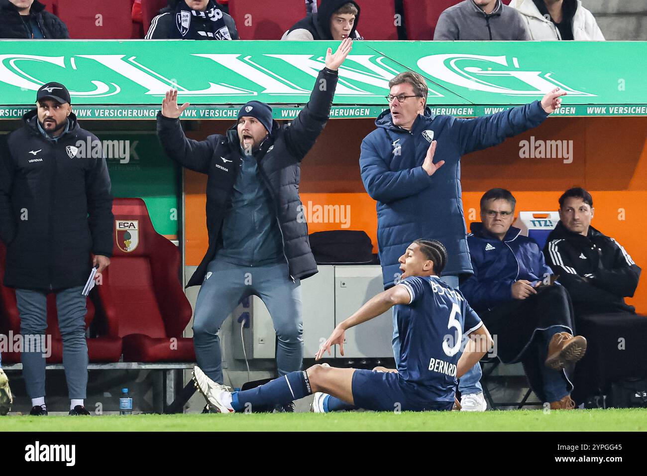 Dieter Klaus Hecking (VfL Bochum, entraîneur) beschwert sich an der Seitenlinie, Fernandes da Silva Junior Bernardo (VfL Bochum, #05) Am Boden GER, FC Augsburg vs VfL Bochum, 1.Bundesliga Fussball, 12.Spieltag, 30.11.2024, saison 2024/2025 LES RÈGLEMENTS DFB/DFL INTERDISENT TOUTE UTILISATION DE PHOTOGRAPHIES COMME SÉQUENCES d'IMAGES et/QUASI-VIDÉO Foto : Eibner-Buerfoke Banque D'Images