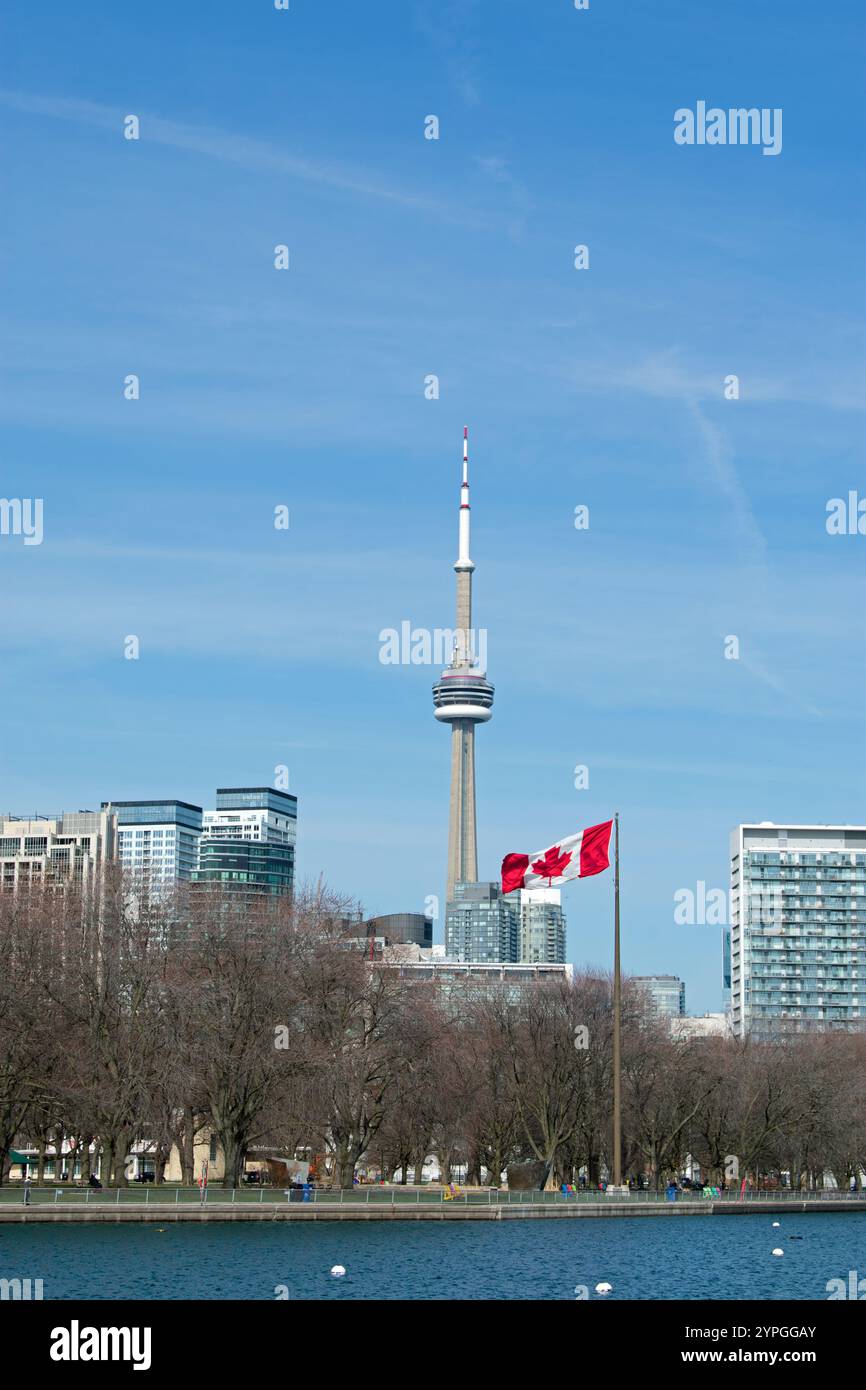 Centre-ville de Toronto et Tour CN du parc Trillium à Ontario place sur le lac Ontario. Drapeau canadien volant au premier plan. Banque D'Images
