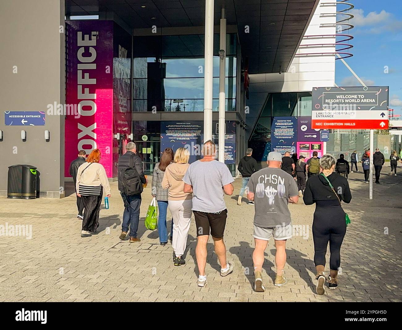 Birmingham, Angleterre, Royaume-Uni - 16 mars 2024 : les gens passent devant la billetterie du Resorts World concert Arena au NEC National Exhibition Centre - Image de stock capturée avec un smartphone