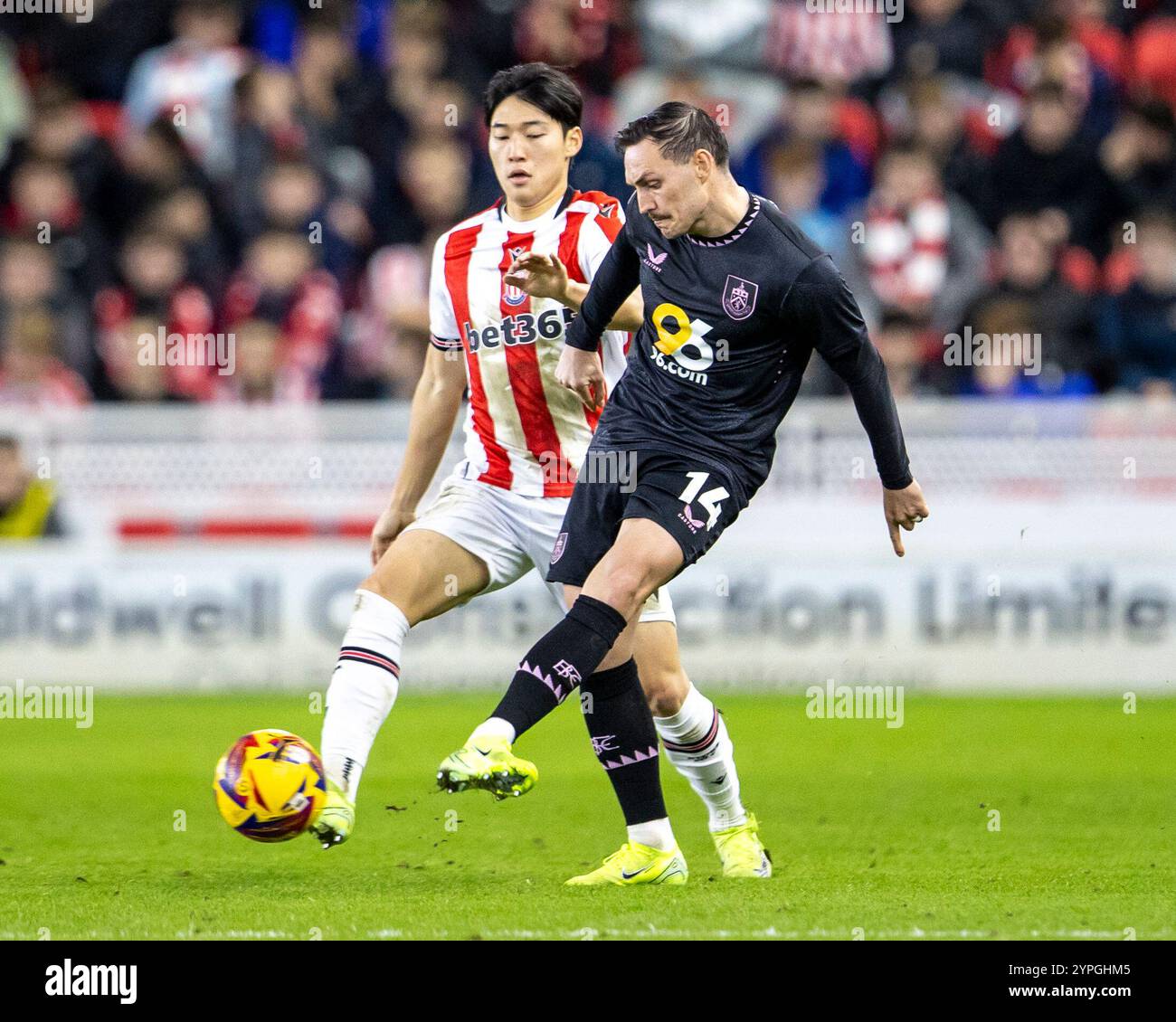 30 novembre 2024 ; Bet365 Stadium, Stoke, Staffordshire, Angleterre; EFL Championship Football, Stoke City contre Burnley ; Connor Roberts de Burnley traverse le ballon Banque D'Images