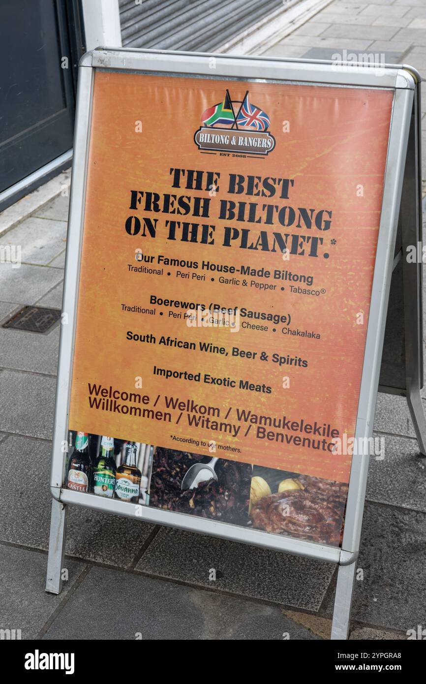 Panneau publicitaire à l'extérieur D'Un magasin d'alimentation sud-africain appelé Biltong & Bangers vente maison Biltong Pavement Sign Southampton Angleterre Royaume-Uni Banque D'Images