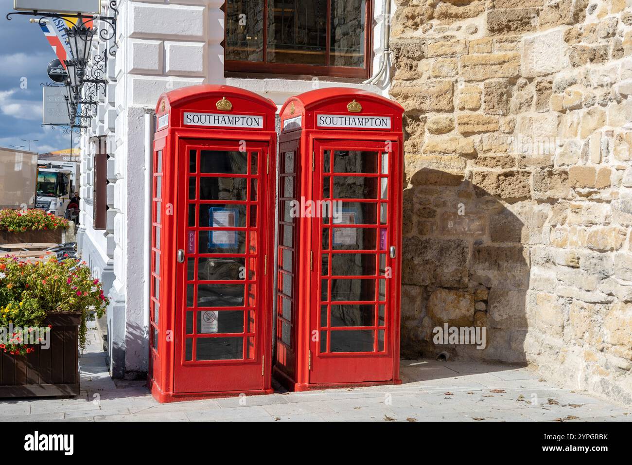 Deux anciennes boîtes téléphoniques britanniques Red, maintenant détenues et entretenues par Focus Education et Go Southampton situées à Watergate Southampton Banque D'Images
