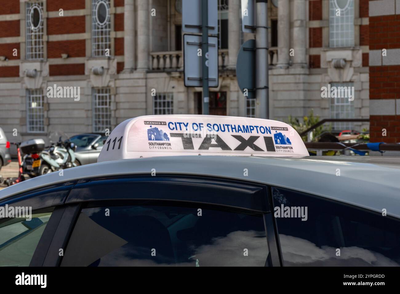Panneau de taxi monté sur le toit pour Un véhicule de taxi Southampton City attente au terminal de ferry Town Quay Southampton Angleterre Banque D'Images Panneau de taxi monté sur le toit pour Un véhicule de taxi Southampton City attente au terminal de ferry Town Quay Southampton Angleterre Banque D'Images