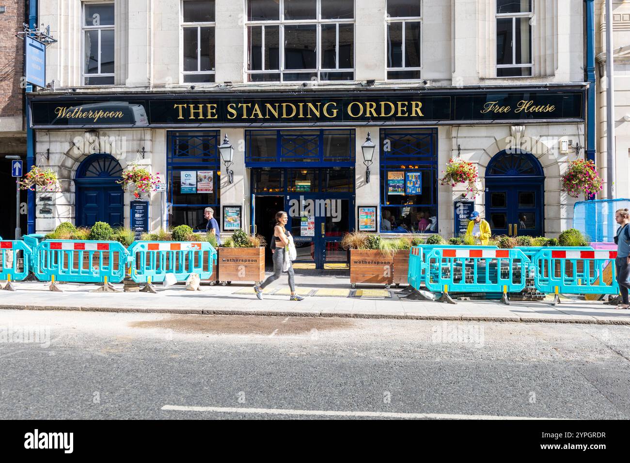 The Standing Order British Pub appartenant à la Wetherspoons Company Building Exterior High Street Southampton England UK Banque D'Images