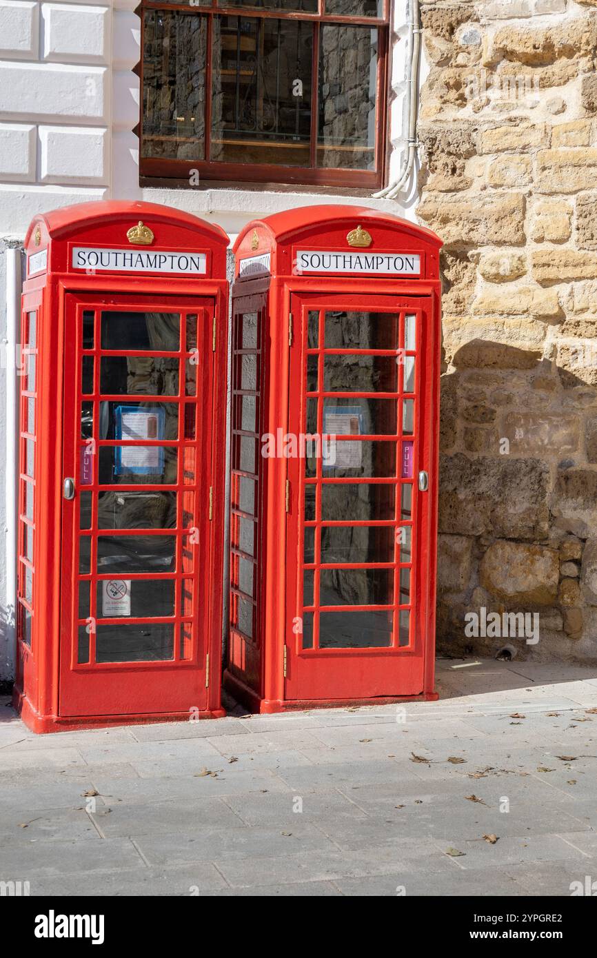 Deux anciennes boîtes téléphoniques britanniques Red, maintenant détenues et entretenues par Focus Education et Go Southampton situées à Watergate Southampton Banque D'Images
