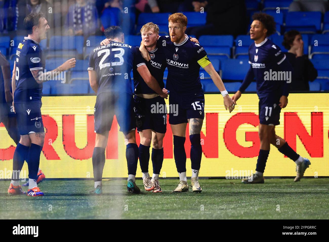 30 novembre 2024 ; Rugby Park, Kilmarnock, Écosse : Scottish Premiership Football, Kilmarnock contre Dundee ; Lyall Cameron de Dundee est félicité après avoir marqué pour 1-0 par Simon Murray Banque D'Images