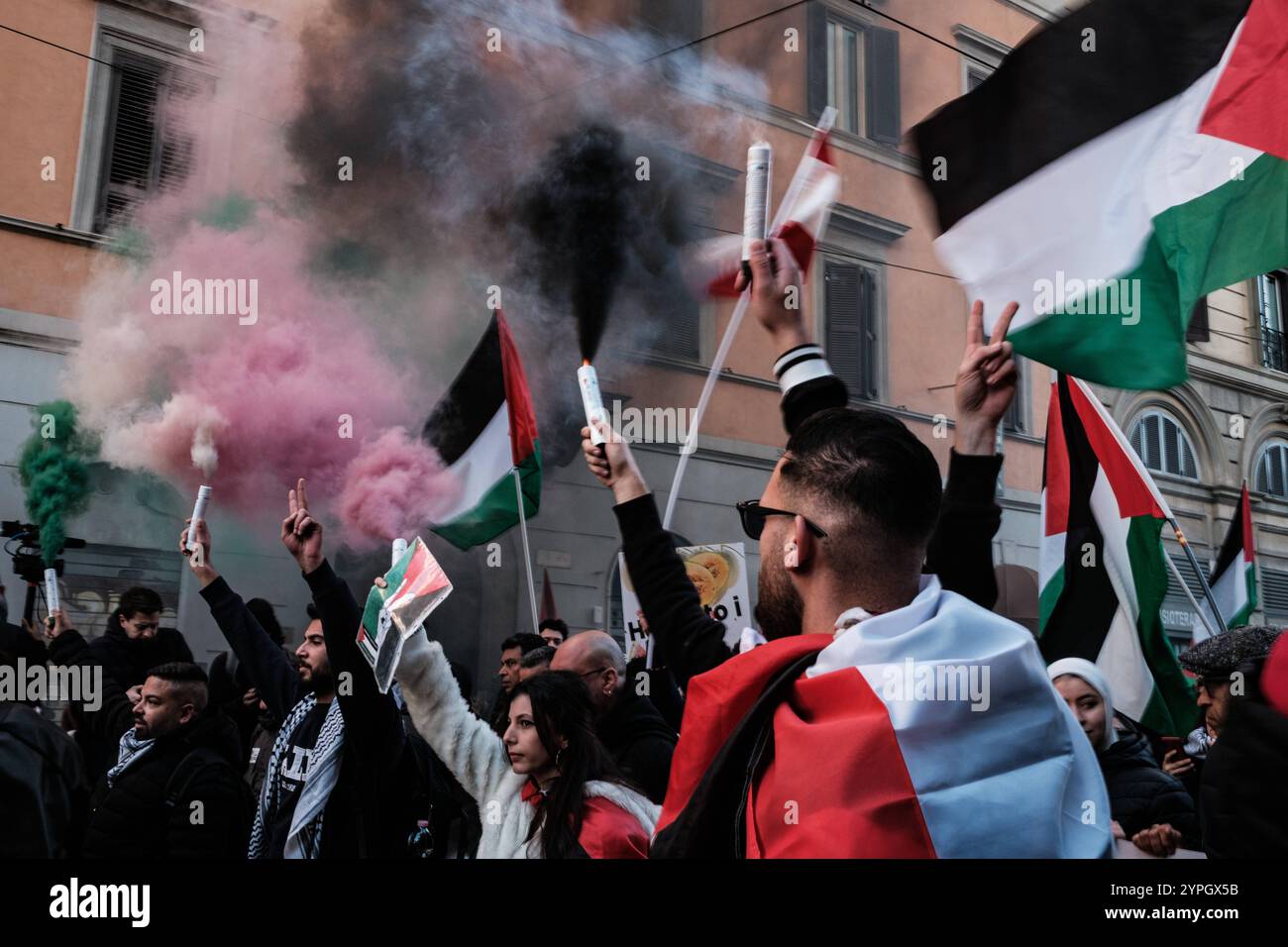 Rome, manifestation de soutien à la Palestine. Arrêter le génocide en Palestine et le massacre au Liban est le slogan de la manifestation, le 30 novembre 2024 à Rome, Italie. Droit d'auteur : xAndreaxCalandrax Banque D'Images