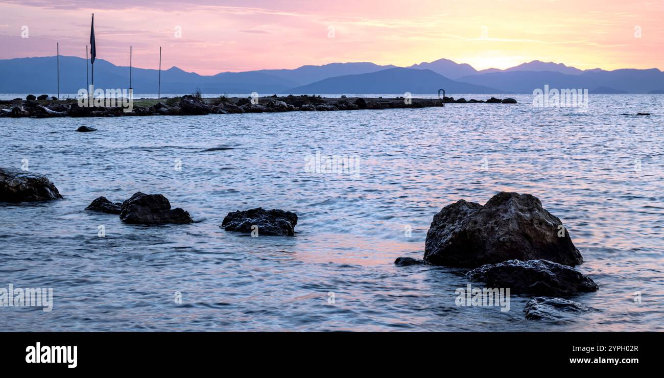 Lever de soleil sur la plage de Brachera à Corfou, Grèce Banque D'Images