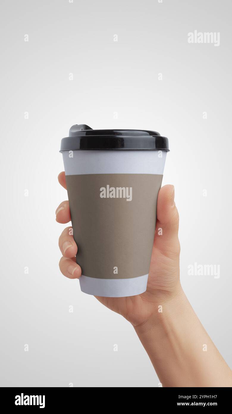 Main tenant une tasse de café à emporter dans un plastique vierge ou un design de papier, parfait pour la marque, le contenu promotionnel ou la présentation de produit Banque D'Images