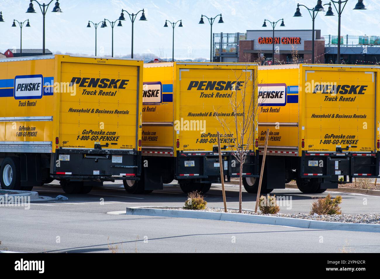 Une flotte de camions de location Penske jaunes. Penske est une société américaine de services de transport diversifiés basée à Bloomfield Township, Michigan, États-Unis. Banque D'Images Une flotte de camions de location Penske jaunes. Penske est une société américaine de services de transport diversifiés basée à Bloomfield Township, Michigan, États-Unis. Banque D'Images