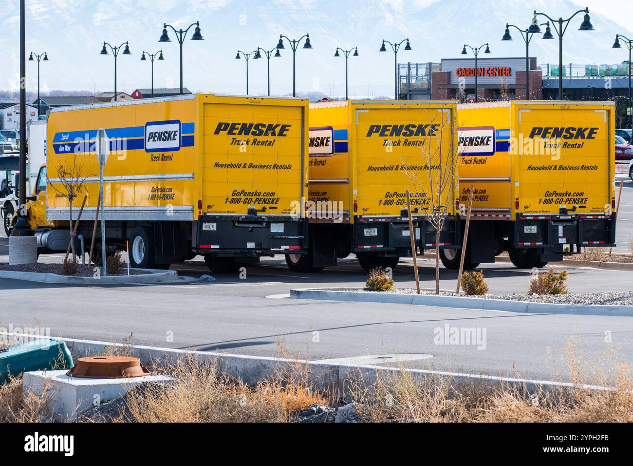 Une flotte de camions de location Penske jaunes. Penske est une société américaine de services de transport diversifiés basée à Bloomfield Township, Michigan, États-Unis. Banque D'Images Une flotte de camions de location Penske jaunes. Penske est une société américaine de services de transport diversifiés basée à Bloomfield Township, Michigan, États-Unis. Banque D'Images