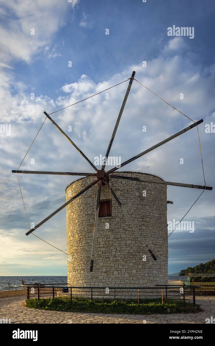 Le moulin à vent Anemomylos est un moulin à vent vénitien historique situé dans la baie de Garitsa dans la ville de Corfou, en Grèce Banque D'Images