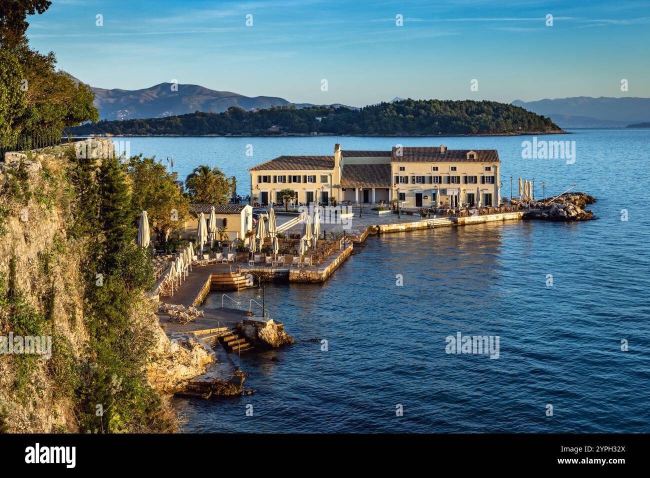 Vue sur les bains publics de Faliraki et la plage avec l'île de Vido en arrière-plan sur l'île de Corfou, Grèce Banque D'Images