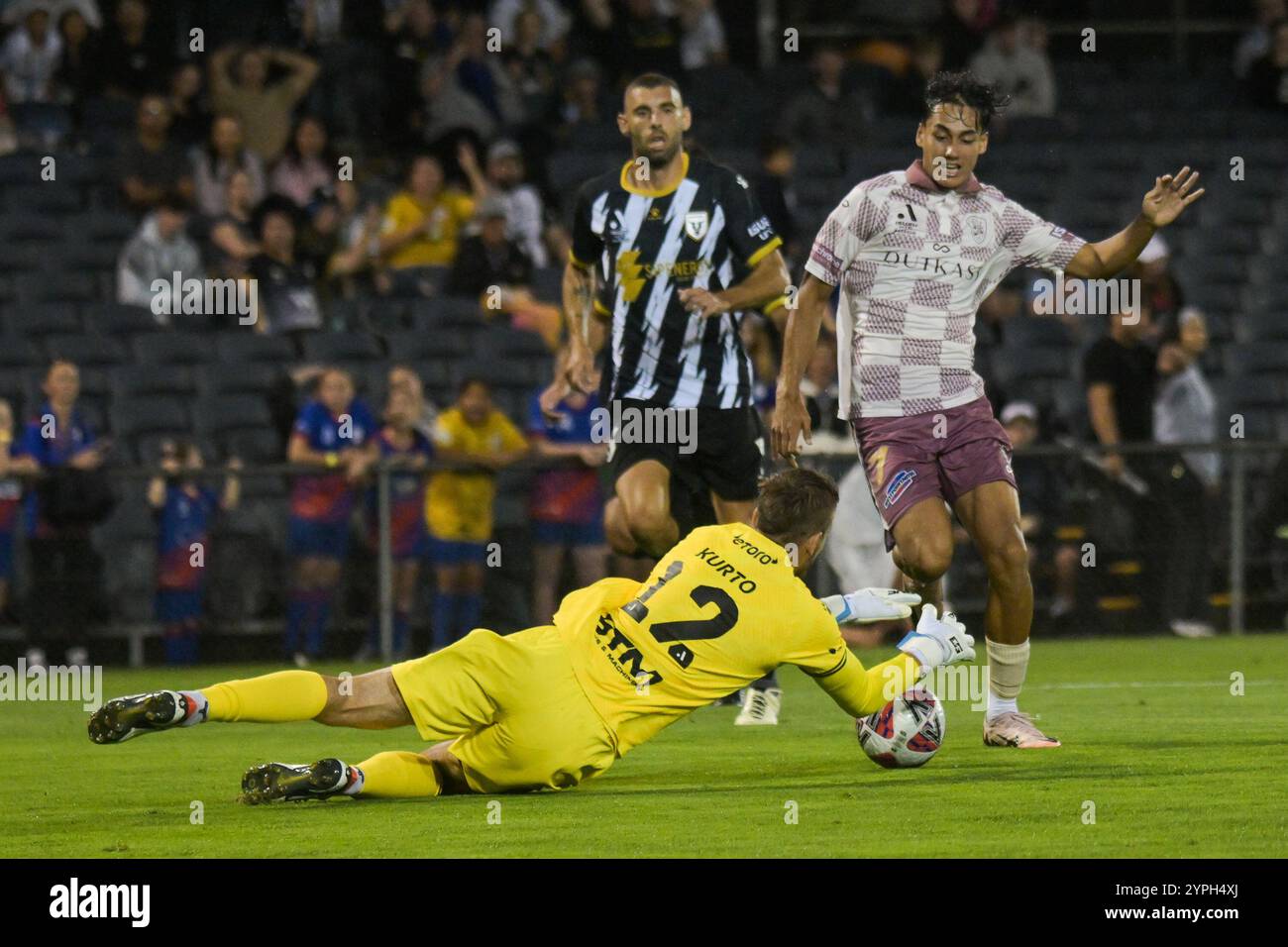 Leumeah, Australie. 30 novembre 2024. Filip Kurto (G), Tomislav Uskok (C) de MacArthur FC et Rafael William Struick (d) de Brisbane Roar vus en action lors du match de la sixième ronde de la saison 2024-25 d'Isuzu UTE A-League entre MacArthur FC et Brisbane Roar FC tenu au stade sportif de Campbelltown. Score final MacArthur FC 4:4 Brisbane Roar FC. Crédit : SOPA images Limited/Alamy Live News Banque D'Images