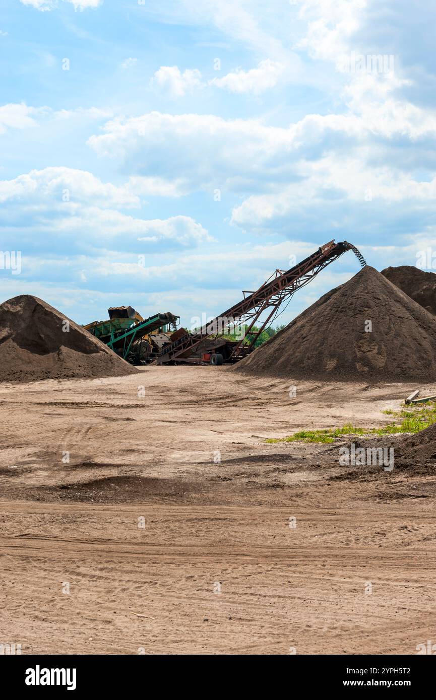 Tas de compost, fabriqués à partir de fumier de vache, retournés et empilés dans une usine de production dans le Michigan, États-Unis. Banque D'Images